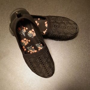 Skechers women's 8.5 black memory foam shoes.